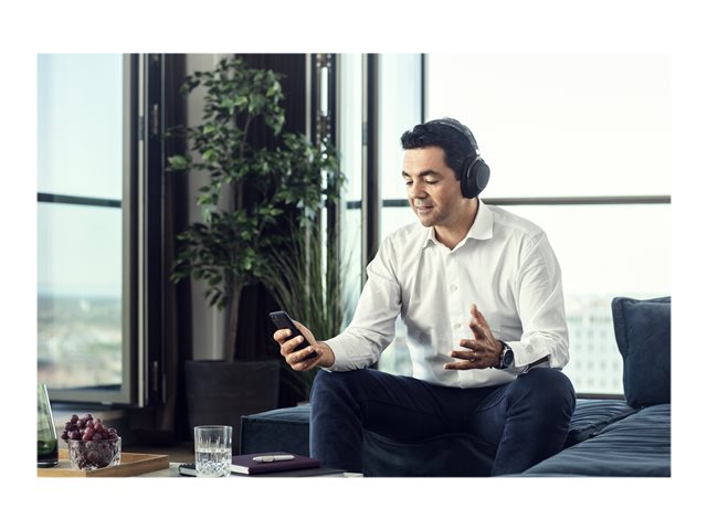 Anwendungsbeispiel Rechts Vorne EPOS SENNHEISER ADAPT 660 Over-Ear Bluetooth Stereo Headset mit ANC USB-A BT-Dongle Hardcase Teams zertifiziert